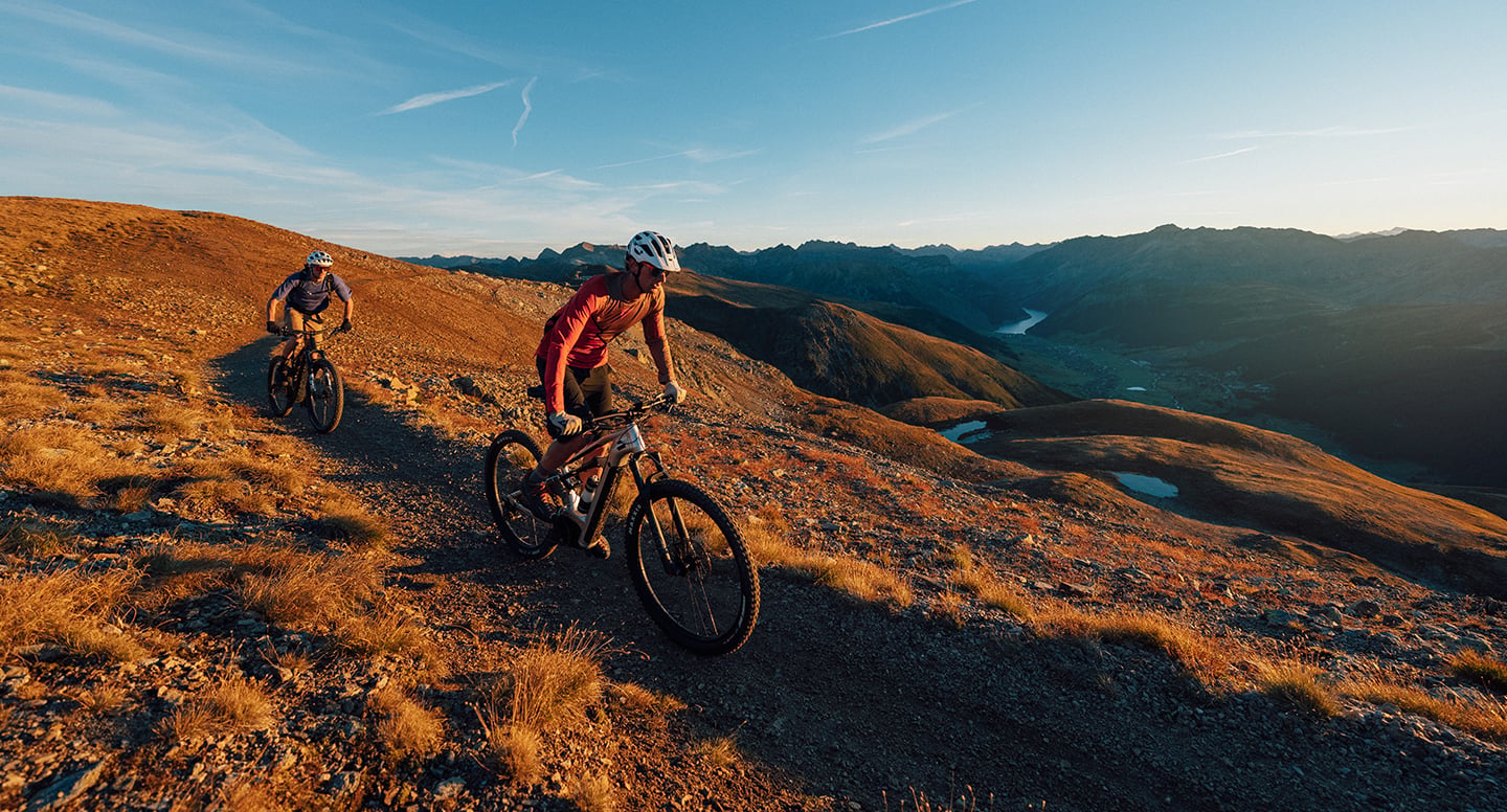 Sunset ride sulle vette alpine